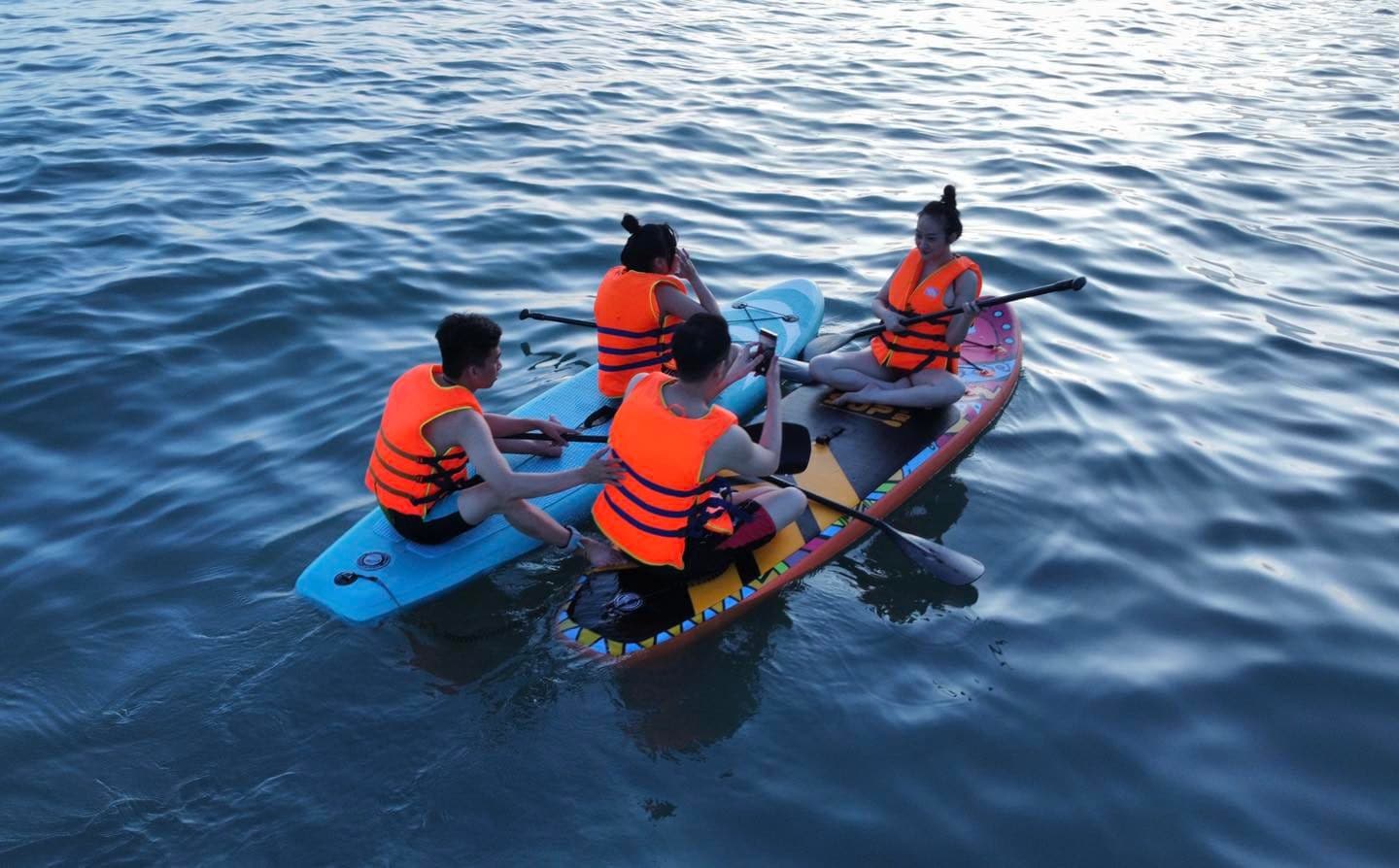 Cùng tận hưởng trải nghiệm tuyệt vời với các bộ môn thể thao như chèo SUP, chèo kayak tại Bãi Dứa